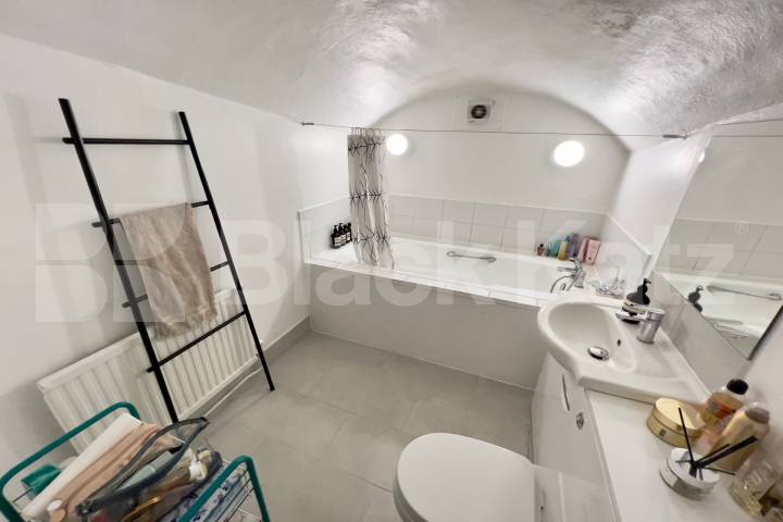 Two bedrooomed garden apartment in Pimlico Lupus Street, Pimlico